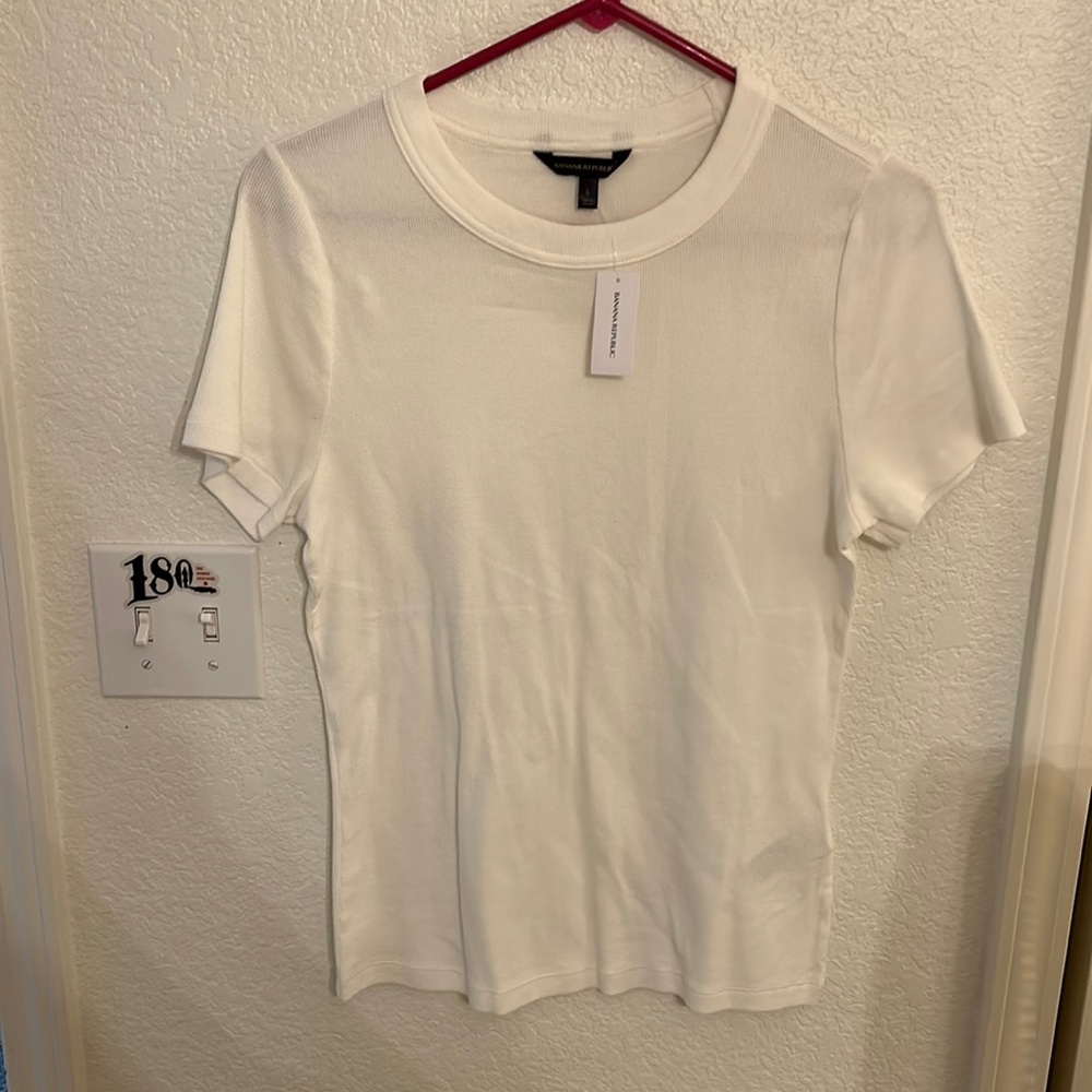 BRAND NEW/NEVER WORN!!’White banana Republic, short sleeve, top size large